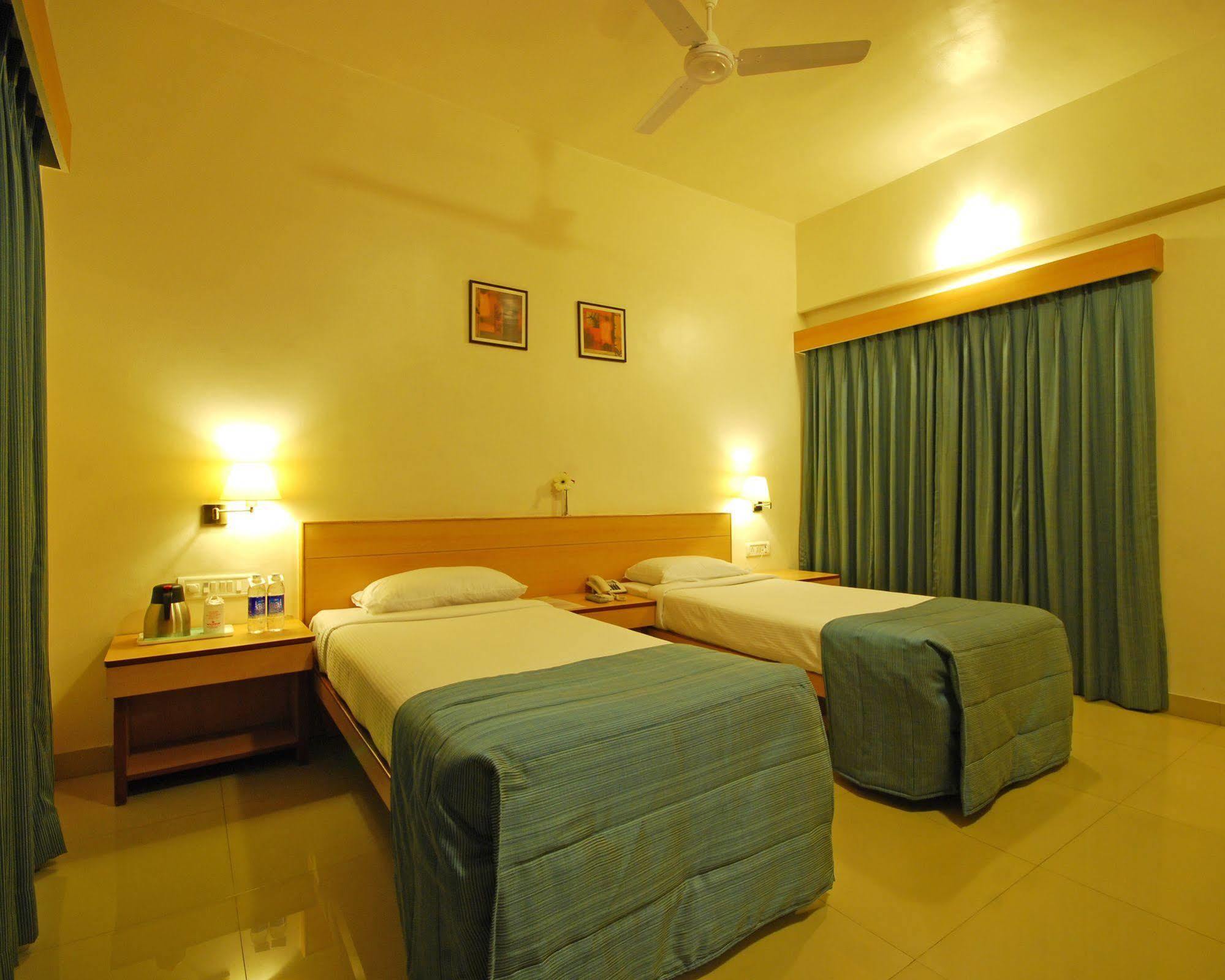 Hotel Phoenix Koregaon Park Pune Exterior foto